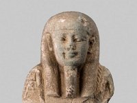 Aeg F 134  Aeg F 134, Spätzeit, Oberteil eines Uschebtis, Grünliche Fayence, H 3,6 cm, B 3,6 cm, T 2,5 cm : Bestandskatalog Ägypten, Museumsfoto: Claus Cordes